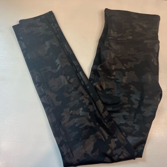 SPANX faux leather Camo leggings black / grey medium Petite - Picture 2 of 6